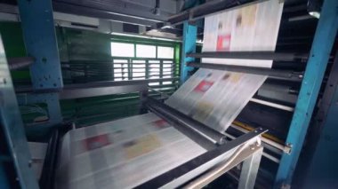 Pek çok gazete ile baskı makinesi. Atölye gazete yapma.