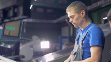 Ready-mady bir gazete kontrol bilgisayar dokunmatik ekran ile çalışan mühendis.