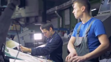Endüstriyel Fabrika bilgisayar dokunmatik ekran ile çalışan işçi.