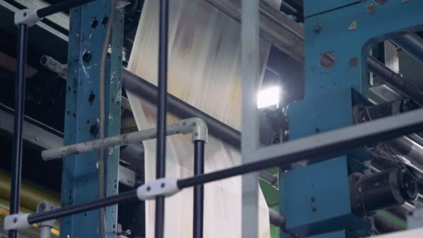 Крупный план на оборудовании печатной машины . — стоковое видео