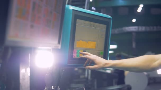 Trabajador establece equipos industriales utilizando la pantalla táctil de la computadora . — Vídeos de Stock