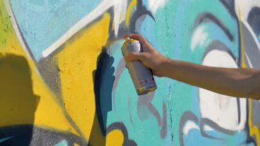 Sanatçı el sarı bir mektup, duvardaki resim doğru görüntülemek sol, kapat.