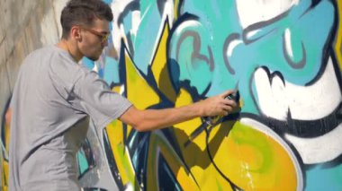 Grafiti sanatçısı Siyah üçgen sarı mektup, Sağdan Görünüm boyama.