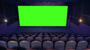 Karanlık boş sinema salonu ile yeşil perde.