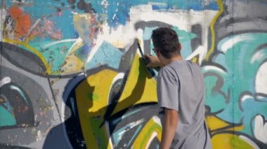 Grafiti sanatçısı Siyah üçgen sarı mektup boyama.