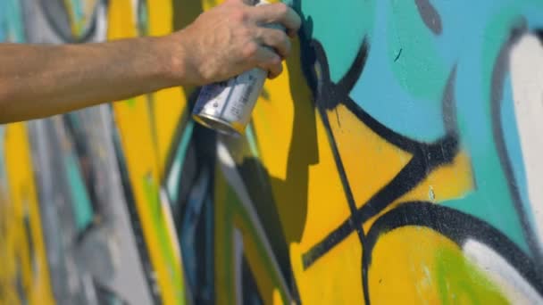 Artisti mano destra sta dipingendo una lettera gialla sul muro, vista da vicino a destra . — Video Stock