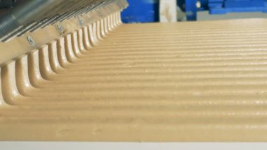 Doldurma şeker endüstriyel bir makineden akıyor