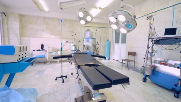 Sala de cirugía moderna vacía. Sala de operaciones con equipamiento médico moderno. No hay gente . — Vídeos de Stock