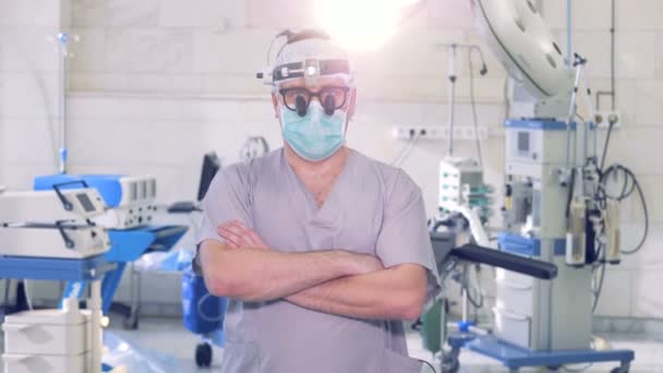 Retrato de cirujano de cerca. Médico con dispositivos médicos modernos mirando a la cámara . — Vídeos de Stock