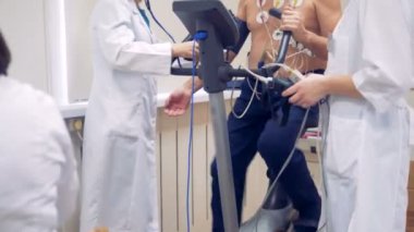 Bir hastanın kalp Tanı aygıtı. Doktor test hastanın hayati parametreleri ekli elektrotlar hastalar göğüs üzerinde kullanma.