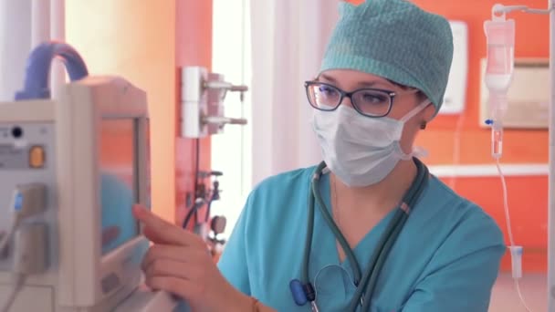 Médico que opera cuidados intensivos modernos, dispositivo de unidad de cuidados intensivos con pantalla táctil . — Vídeos de Stock