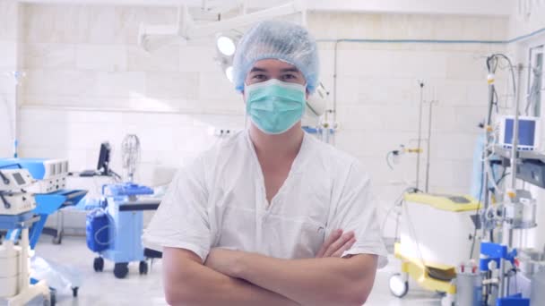 Retrato de un cirujano que mira a cámara en una clínica u hospital moderno. Concepto: médico, atención al paciente, salud . — Vídeos de Stock