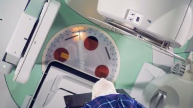 Hastanın dönen lineer hızlandırıcı unsurların yakın çekim