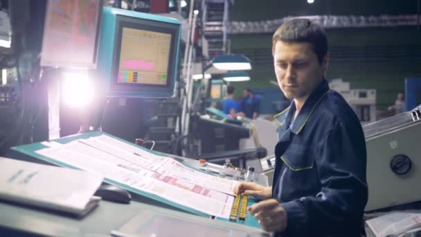 Trabalhador em máquina computadorizada industrial operando com linha de fábrica . — Vídeo de Stock
