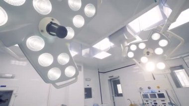 Cerrahi lambaları bir operasyon odasında. 4k.