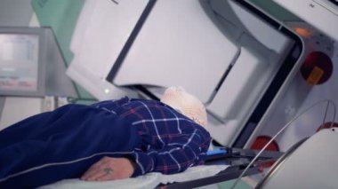 Radyoterapi bir oturum üzerinden gidiş bir erkek hasta yakından