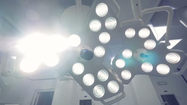 Bir ameliyathane içinde bulunan iki modern cerrahi lambalar — Stok video