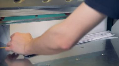Kağıt kesme, işçi, yazdırma üretim, endüstriyel makine. Ev 4 k görüntüleri yazdırma