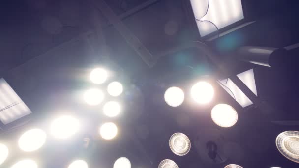 Gros plan flou de deux lampes chirurgicales fonctionnant 