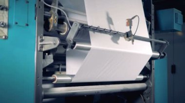 Endüstriyel kağıt rulosunun bir sanayi makinesi tarafından işleniyor. 4k.