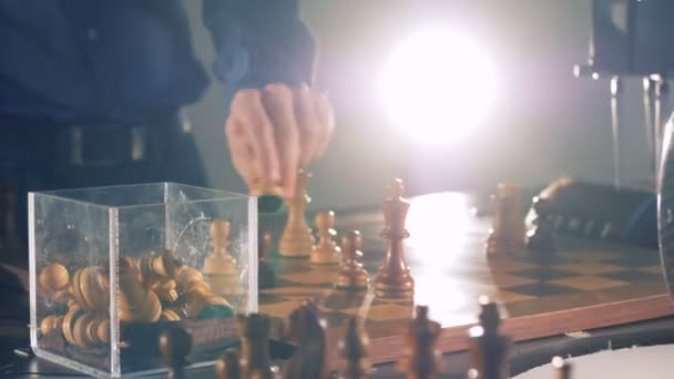 Hra detailní pohled mezi šachista a robot. — Stock video