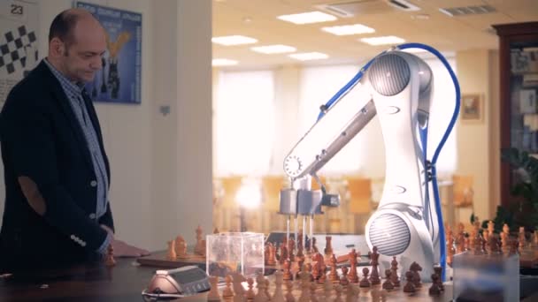 Chess player playing chess with artificial intelligence. — Stock Video