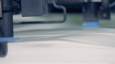 Kaldırma ve yaprak kağıt taşındıktan Fabrika Makinaları emme kapaklar yakın çekim