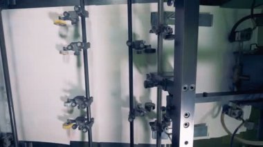 Endüstriyel makine kağıt formu bir yığın yaprak bir tepsi hareket ediyor