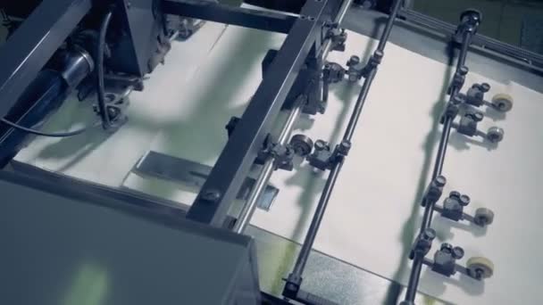 Ovanifrån av vita blanka papper följande från en del av en fabriksinstallation till en annan — Stockvideo