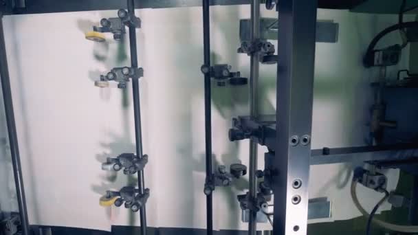 Βιομηχανική μηχανή κινείται έντυπη μορφή ενός σωρού φύλλων σε ένα δίσκο — Αρχείο Βίντεο