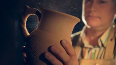 Usta portre. O karanlık atölyesinde çalışırken yakın bir ciddi potters yüz görünümü ayrıntılı.