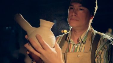 Gölgeler potters yüzüne yakın bir görünüm. Potter portre.