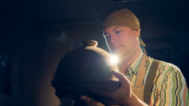 Ein Töpferporträt. Töpfer schaut auf handgemachtes Keramikprodukt. — Stockvideo