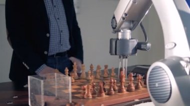 Robot ve satranç oyuncusu arasında yeni oyun.