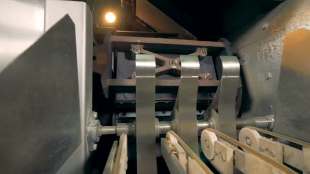 Заводская машина производит слои для вафель — стоковое видео