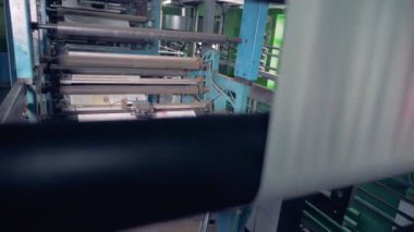 Gazeteler donanımları yazdırmak. 4k.