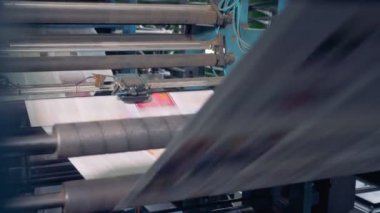 Çok sayıda taze basılı Gazeteler ile konveyör. 4k.