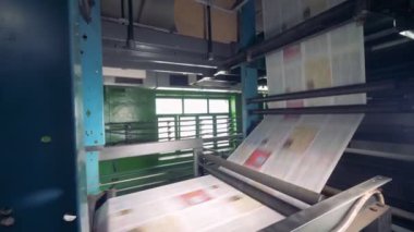 Gazeteler donanımları yazdırmak. 4k.