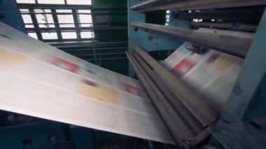 Taze günlük gazete baskı donanımları üzerinde haddeleme. 4k.