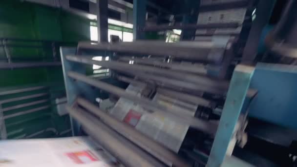 Dynamická kamera motion tištěných novin na zařízení pro tisk.