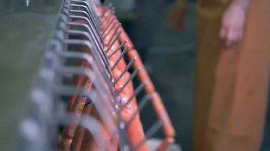 Sosis plastik wrap yılında metal kanca asılı ve taşıma.