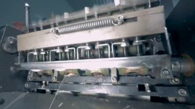 Et cep biçimlendirilmiş ve metal hatta düşen.