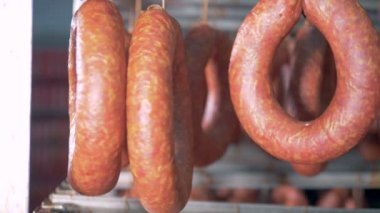 Tütsülenmiş sosis metal üzerinde asılı duruyor rafa kaldırmak.