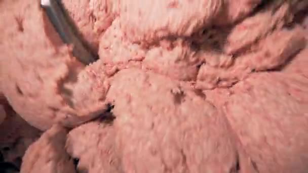 Darált hús készül-a darálóval, felülnézet, közelről. — Stock videók