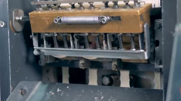 ポケットは、ベルトにマシンから落ちている肉を形成. — ストック動画