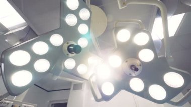 Cerrahi lambaları bir çift kapalı ve daha sonra birkaç saniye üzerinde