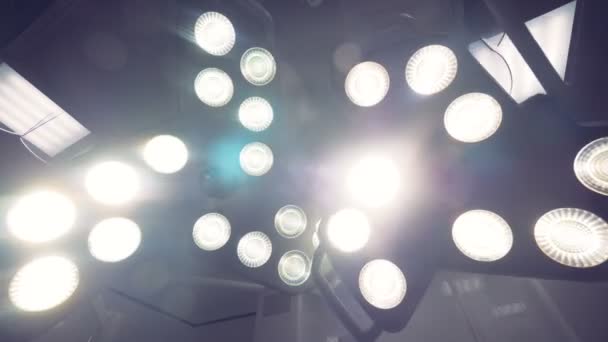 Deux lampes chirurgicales se déplacent ensemble et se situent au-dessus de l'autre .