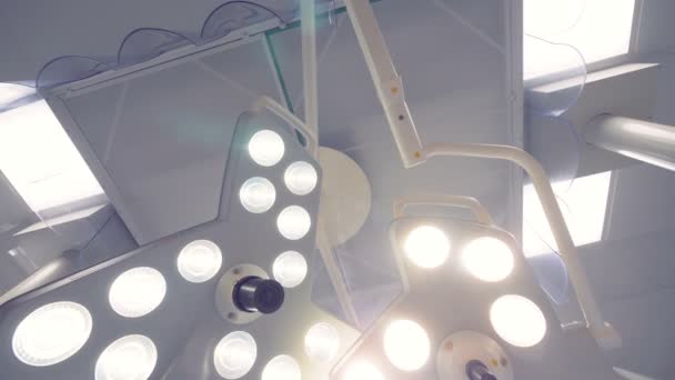 Хирургические лампы, висящие на потолке — стоковое видео