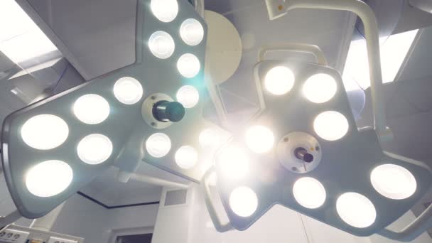 Une paire de lampes chirurgicales est éteinte et rallumée après plusieurs secondes 