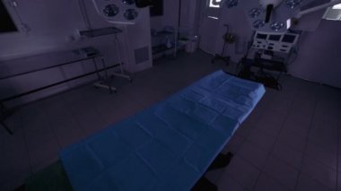 Cerrahi lambalar işlem tablo asılı birkaç açık